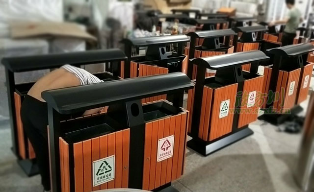 戶(hù)外鋼木垃圾桶投放清潔深圳大鵬最美海岸線