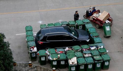 汽車被垃圾桶包圍是被惡搞還是得罪人了？
